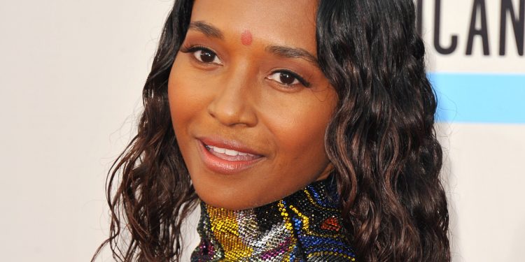 Rozonda 'Chilli' Thomas Son Music Fan Lookalike