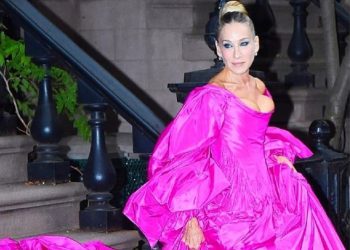 Sarah Jessica Parker Keeps Wearing Socks With Her Heels And People Are Freaking Out