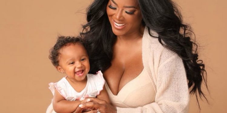 Kenya Moore Poses Only In Her Underwear And Fans Are Here For The Jaw-Dropping Photo