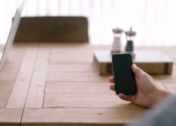 5 Pros and Cons of Using Your Smartphone Without a Case – 2023 Guide