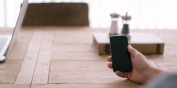 5 Pros and Cons of Using Your Smartphone Without a Case – 2023 Guide